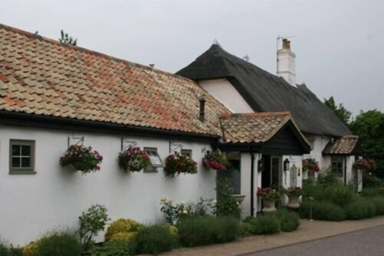 Golden Ball Hotel Elsworth Kültér fotó