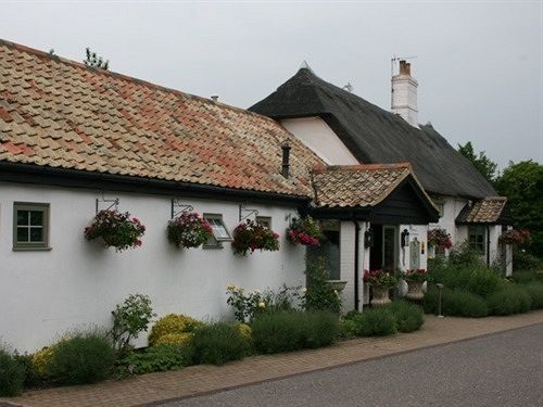 Golden Ball Hotel Elsworth Kültér fotó